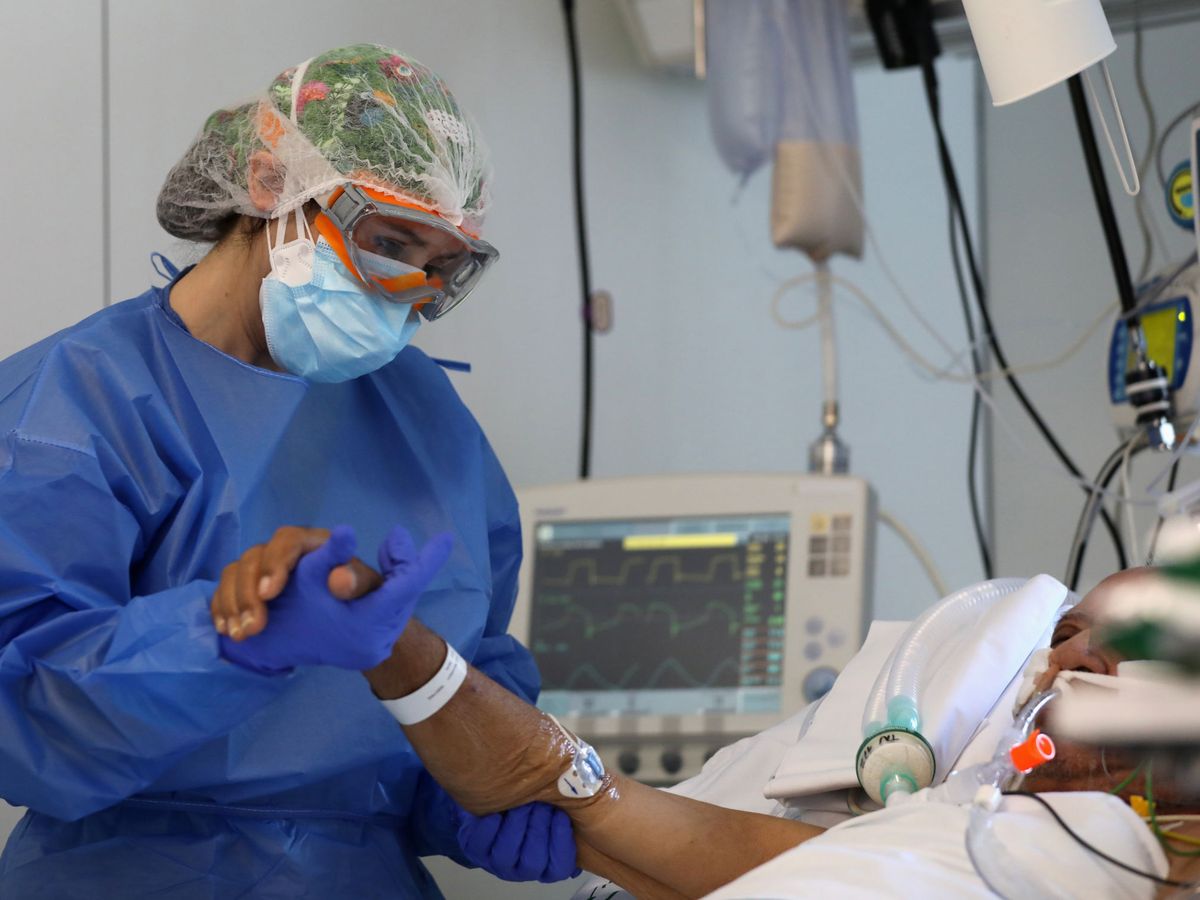 Foto: Una enfermera trata a un enfermo de covid-19 en Cataluña. (Reuters) 