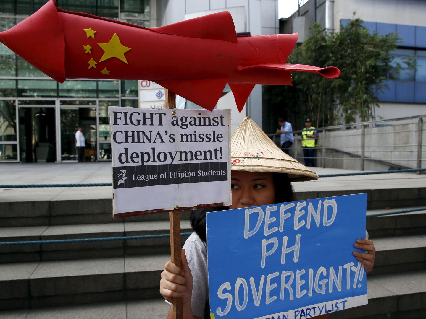 Una manifestante de la Liga de Estudiantes Filipinos protesta contra el sistema de misiles en las islas Woody (Reuters).