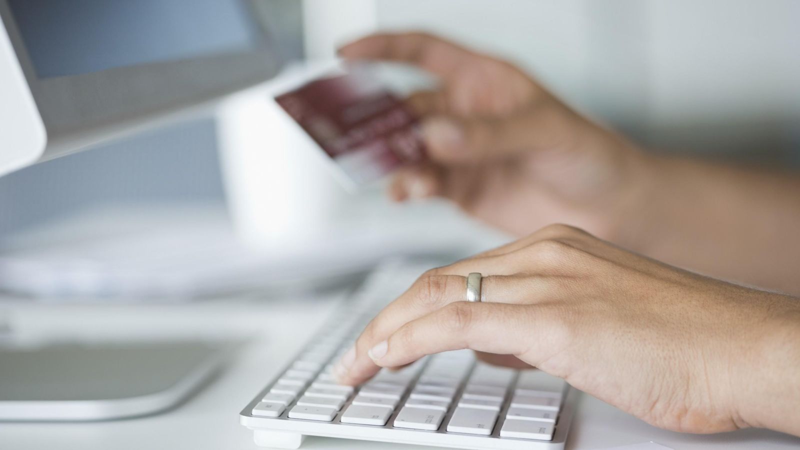 Foto: Una mujer utiliza su tarjeta de crédito para efectuar gestiones bancarias en internet. (Corbis)