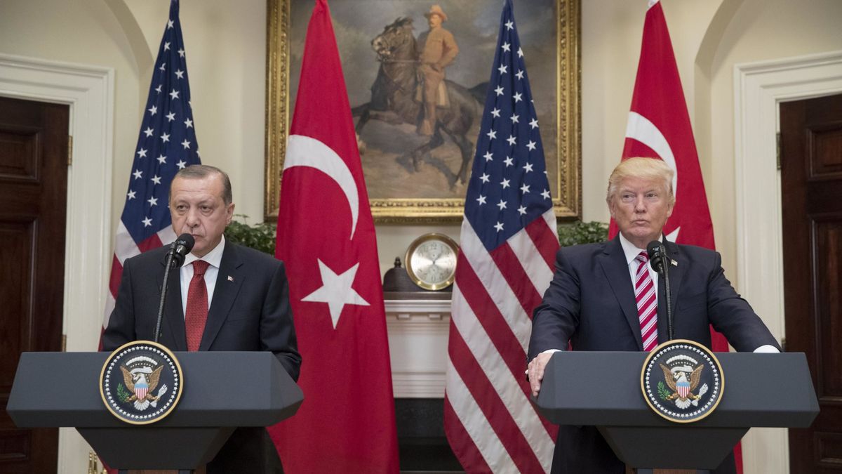 Trump dobla los aranceles al aluminio y acero turcos por el desplome de la lira