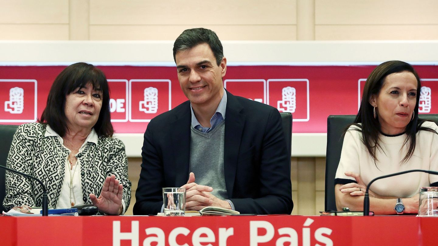 Pedro Sánchez, con la presidenta del PSOE, Cristina Narbona, y la secretaria de Vivienda, Beatriz Corredor, el pasado 26 de febrero en Ferraz. (EFE)