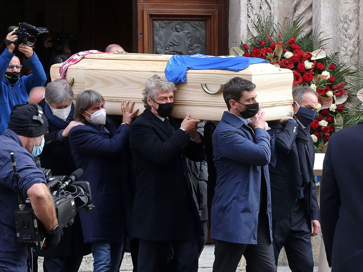 Foto: Excompañeros de la selección italiana de fútbol llevan el féretro durante su entierro. (Reuters)