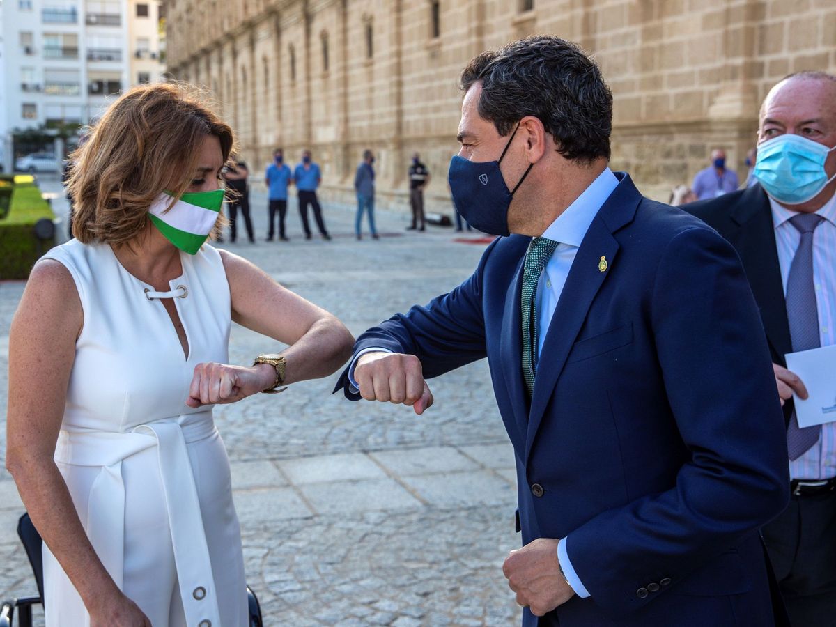 Foto: Juanma Moreno saluda a Susana Díaz, en un acto en el Parlamento andaluz en julio de 2020. (EFE/Julio Muñoz)