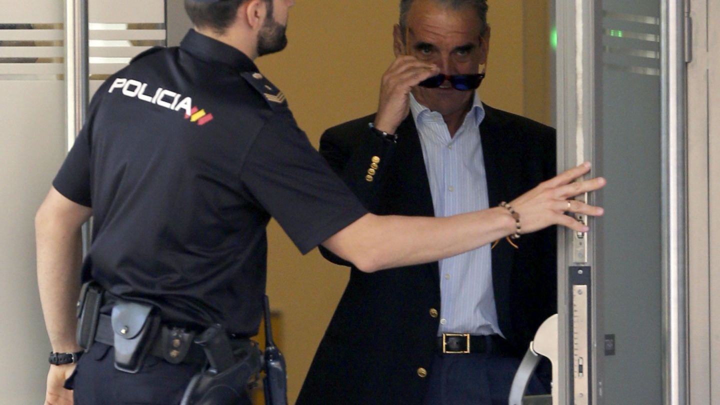 Mario Conde, saliendo de la sede de la Audiencia Nacional en Madrid. (EFE)