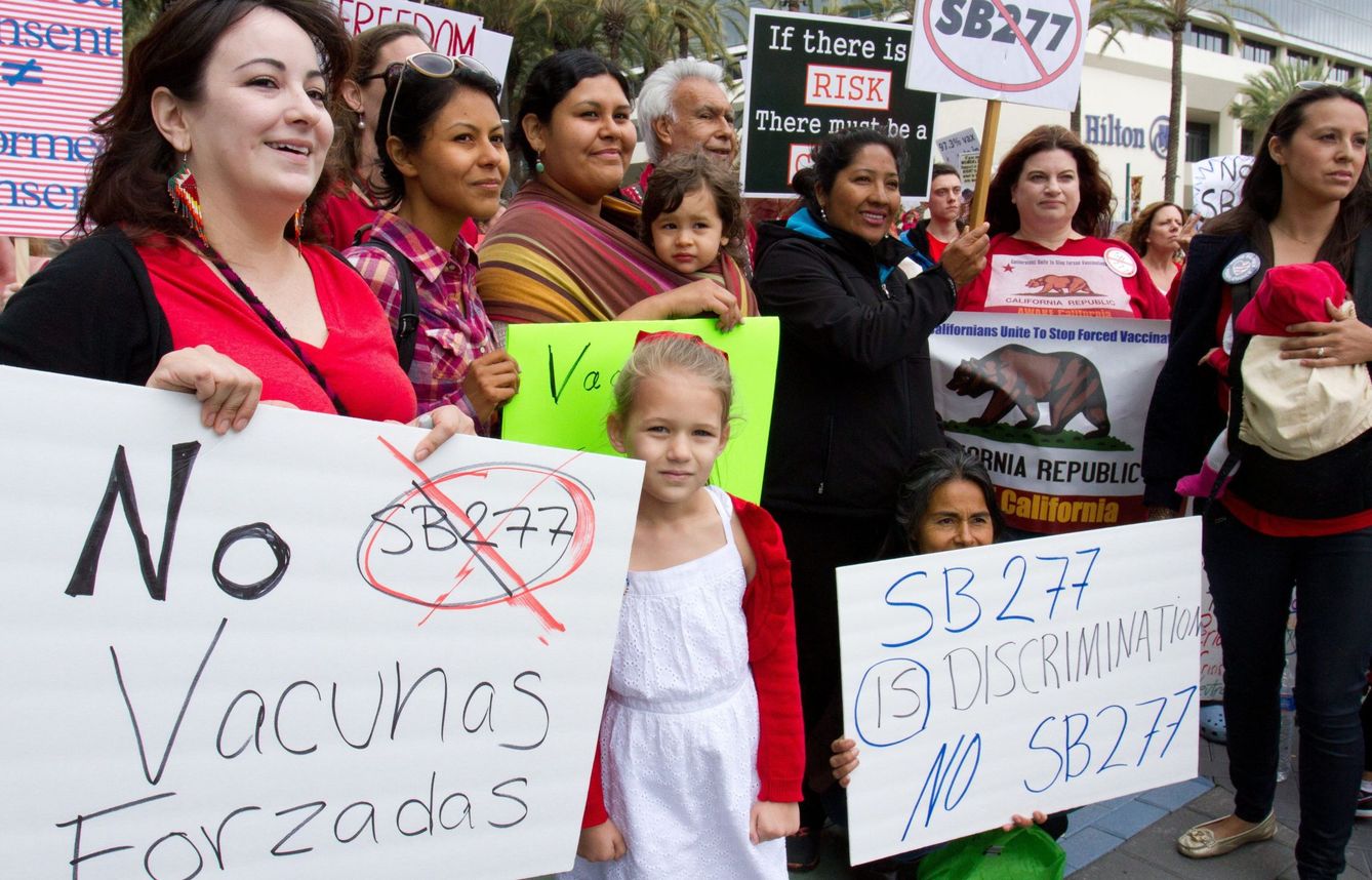 Un grupo de mujeres de Anaheim (Estados Unidos) protesta contra las vacunas. (EFE)