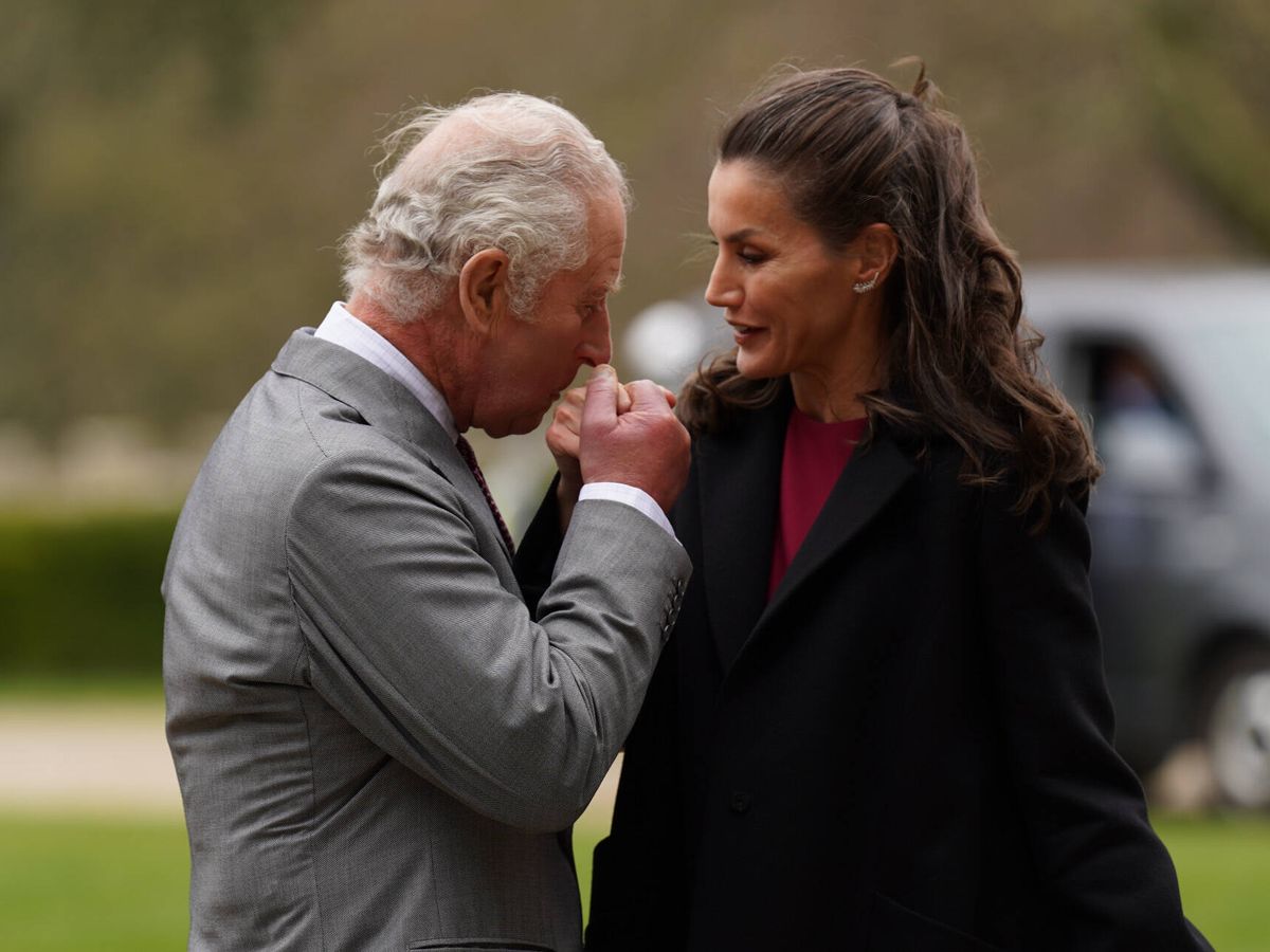Foto: El príncipe Carlos, recibiendo a doña Letizia. (Gtres)