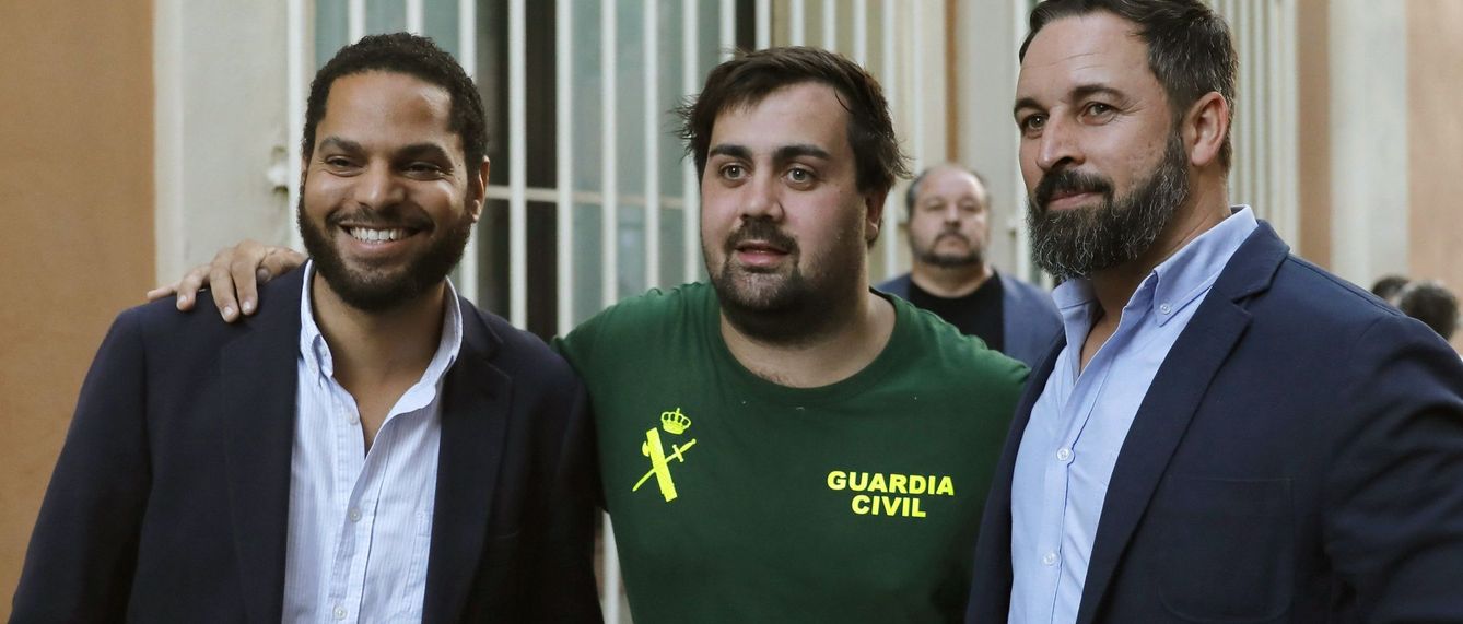 El presidente Vox, Santiago Abascal (d), acompañado por el presidente del partido en Cataluña, Ignacio Garriga (i). (EFE)