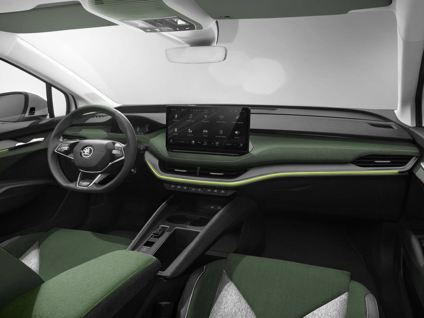El acabado interior y los asientos lucen una tonalidad verde a juego con el color exterior.