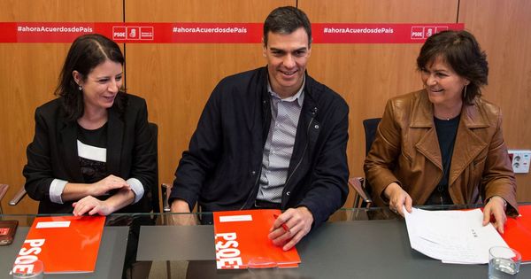 Foto: Pedro Sánchez, con Adriana Lastra y Carmen Calvo y los responsables de los diez acuerdos de país, este 19 de enero en Ferraz. (EFE)