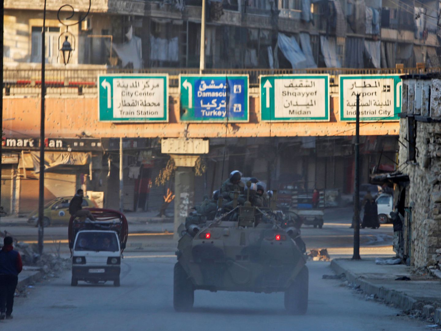 Un blindado ruso patrulla el centro de Aleppo, en febrero de 2017. (Reuters)