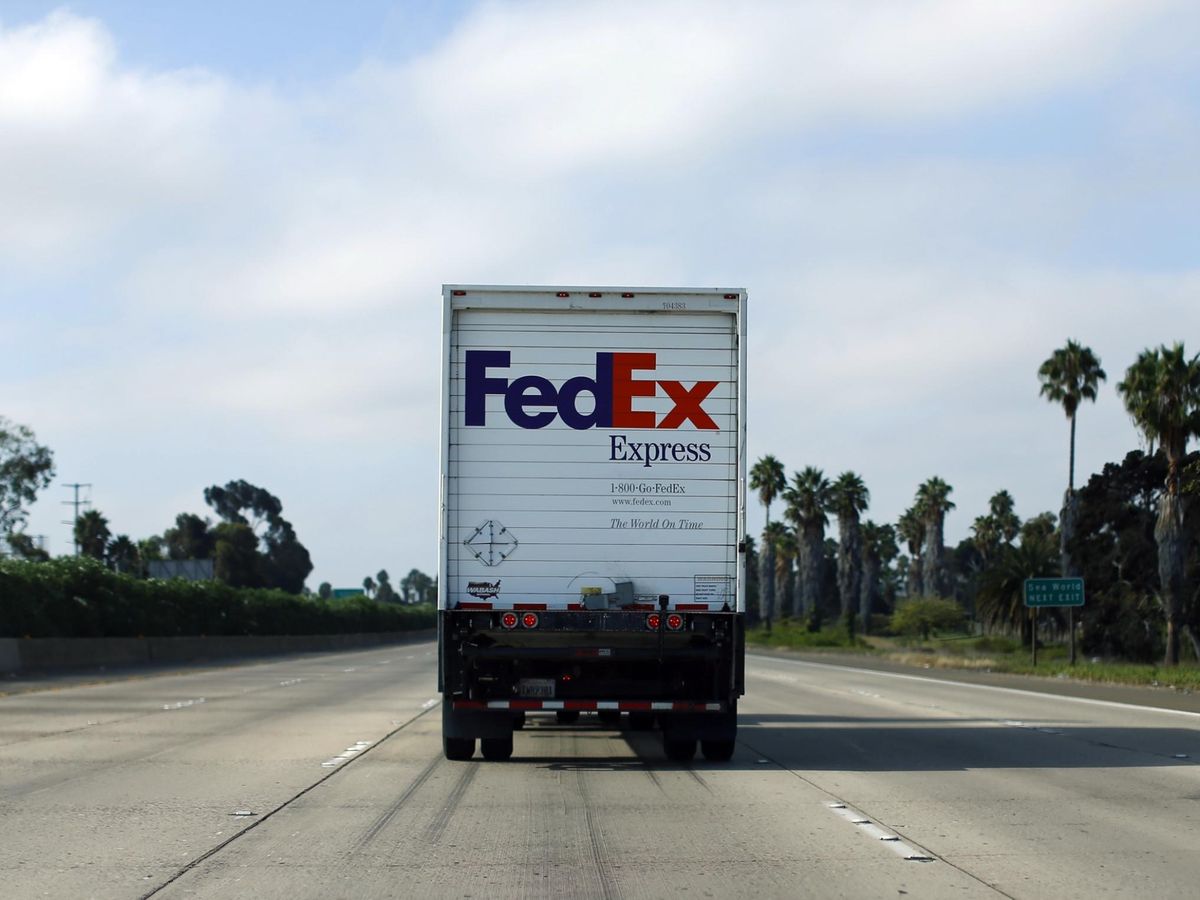 Foto: Camión de FedEx, empresa de paquetería y logística. (Reuters/Mike Blake)