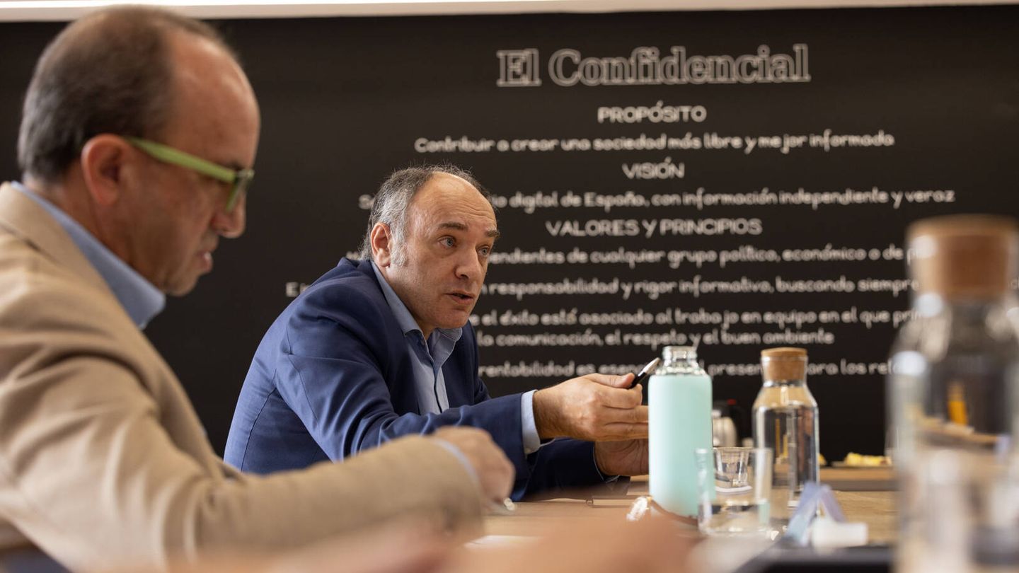 José Luis Gallego, periodista de El Confidencial, y Alejandro Martínez, director de Salud y Sostenibilidad de Eroski.