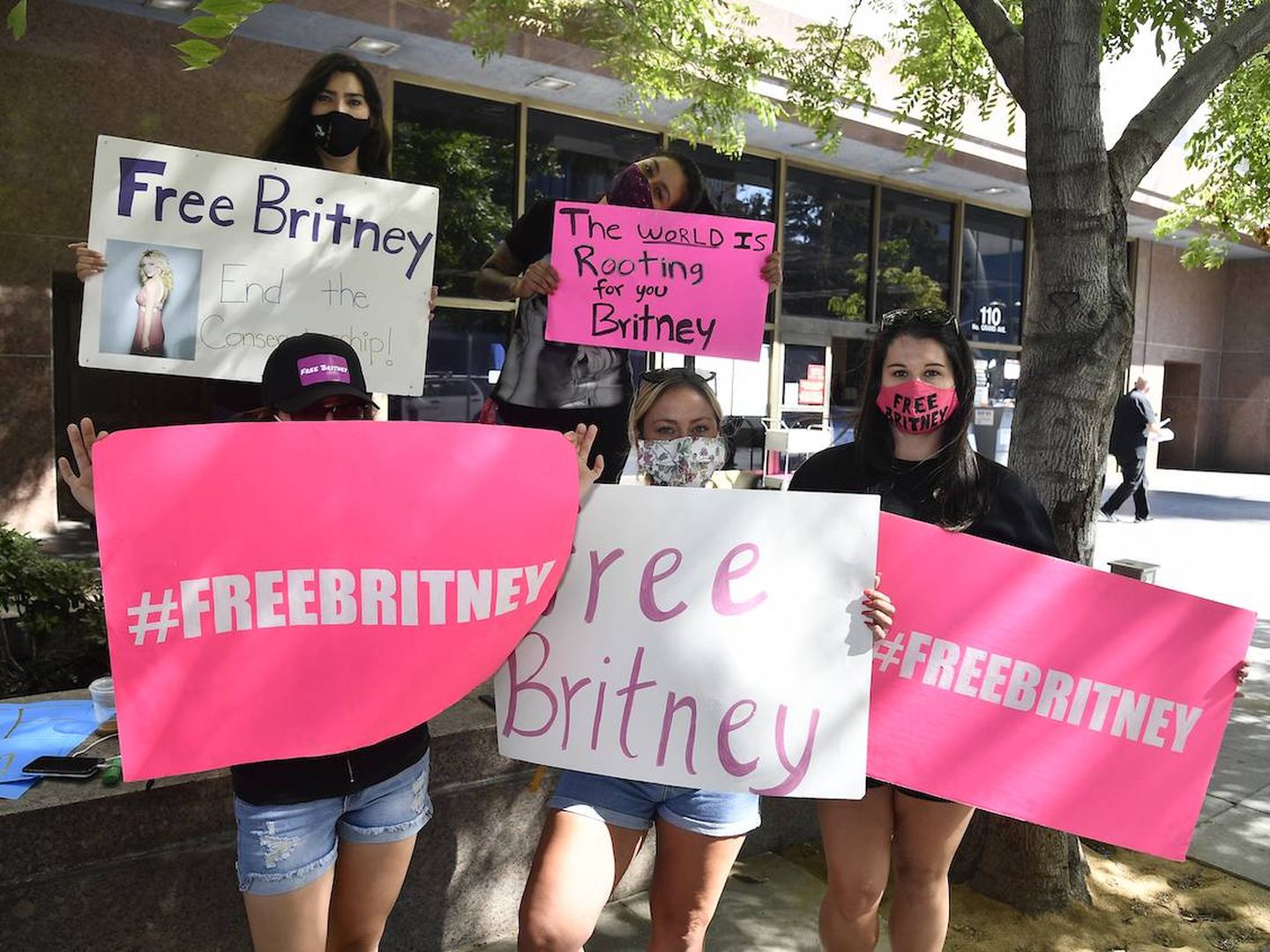  Miembros del colectivo #FreeBritney frente al juzgado. (Getty)
