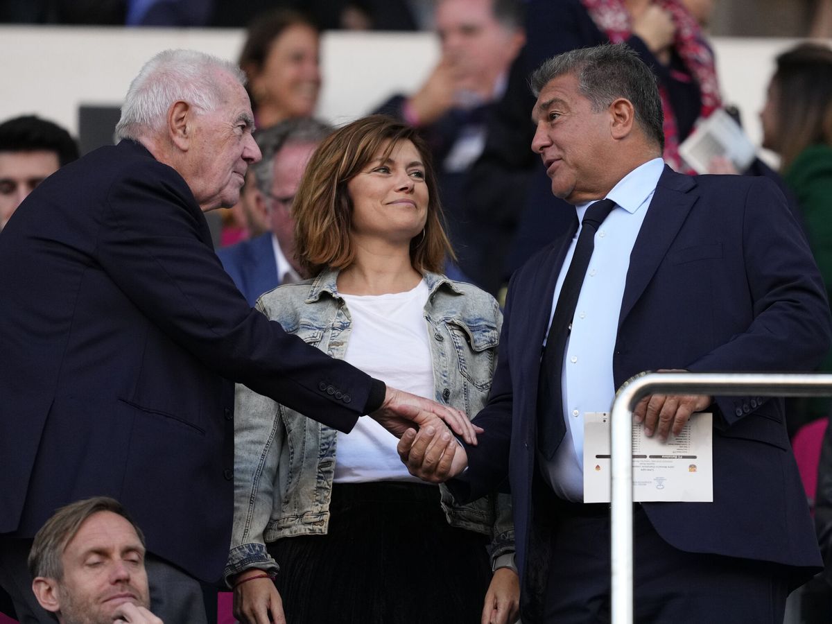 Foto: Joan Laporta, en el palco del Camp Nou, con Ernest Maragall. (EFE/Alejandro García)