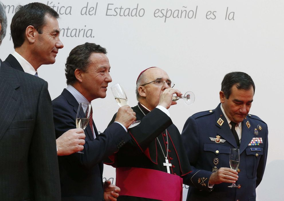 Foto: Carlos Osoro (centro), obispo de Madrid. (Efe)