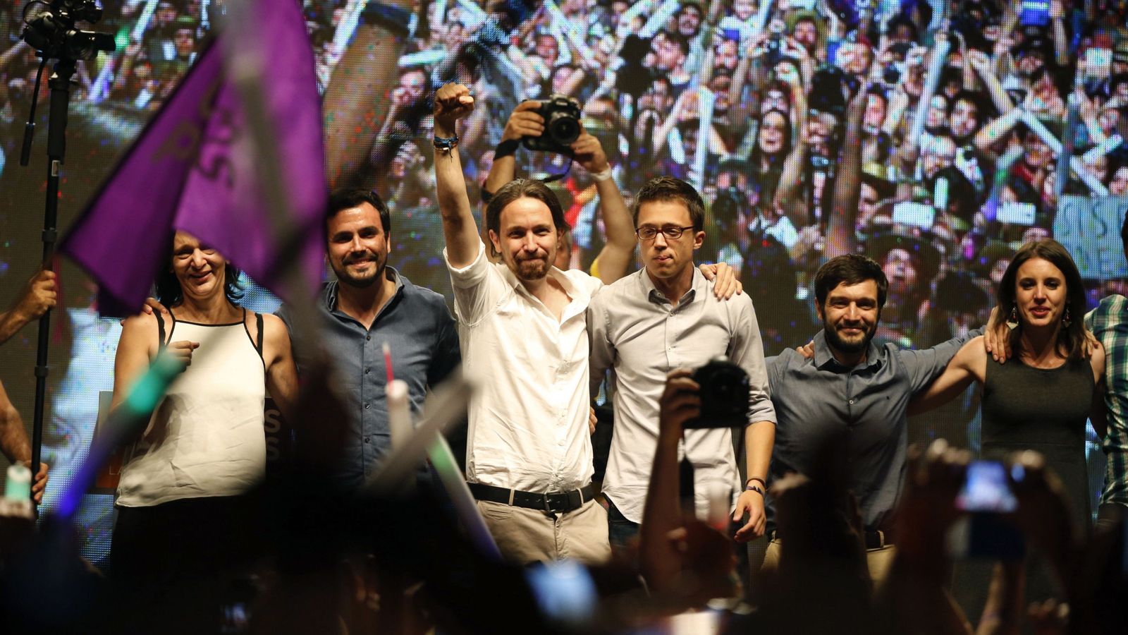 Foto: El líder de Unidos Podemos, Pablo Iglesias (3i), acompañado por Alberto Garzón (2i) e Iñigo Errejón (3d) la noche electoral del 26-J. (EFE)