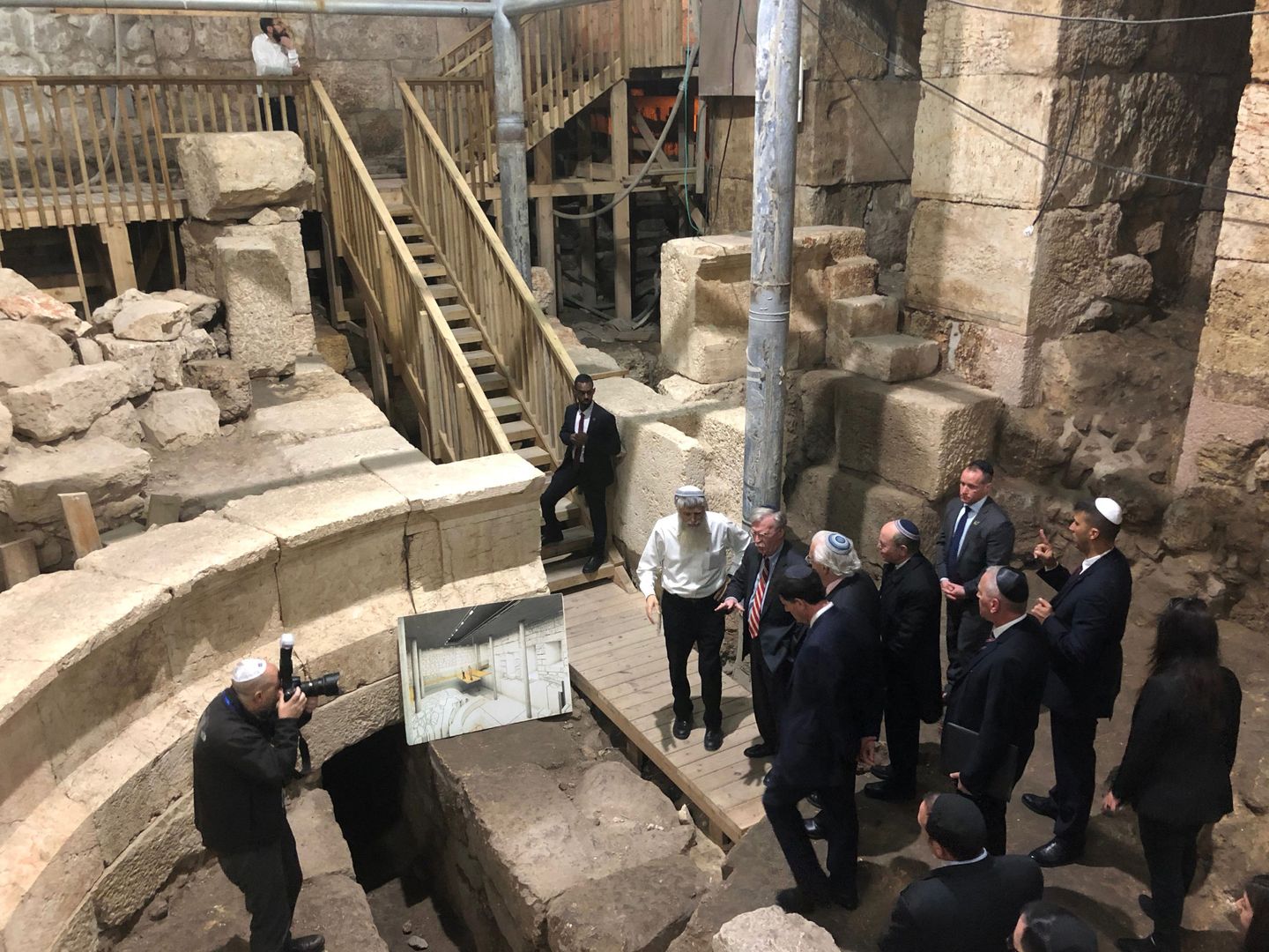 John Bolton visita una excavación arqueológica en la Ciudad Vieja de Jerusalén, el 6 de enero de 2019. (Reuters)