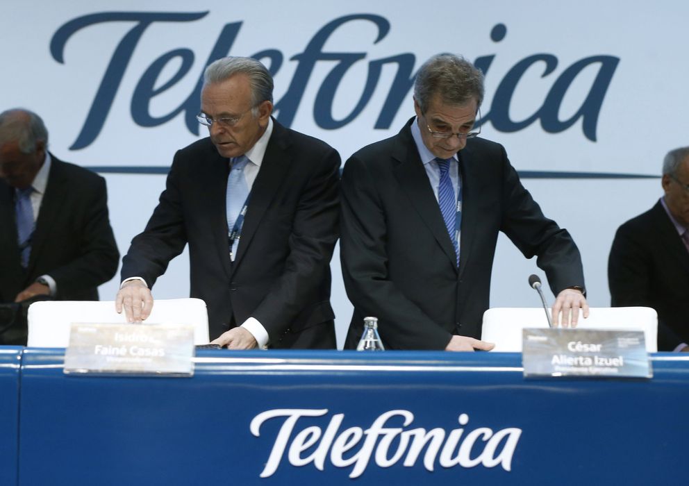 Foto: El presidente de Telefónica, César Alierta (2d), y el presidente de la Caixa, Isidro Fainé (2i) / (EFE)