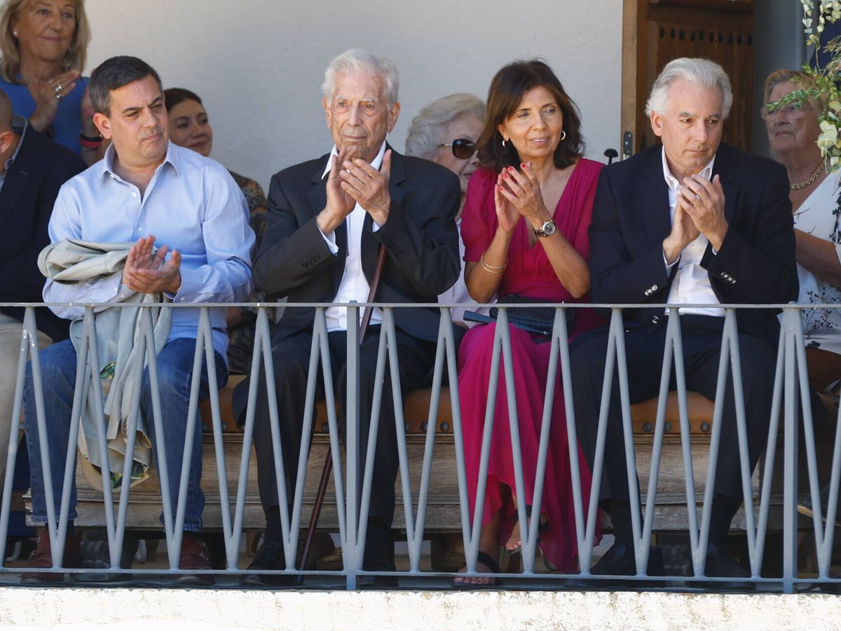 Foto: Mario Vargas Llosa, acompañado por sus hijos Gonzalo y Álvaro en su fiesta homenaje. (Gtres)