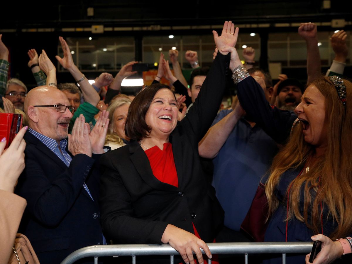 Foto: Mary Lou McDonald, líder del Sinn Fein, reacciona tras conocer los primeros resultados. (Reuters)