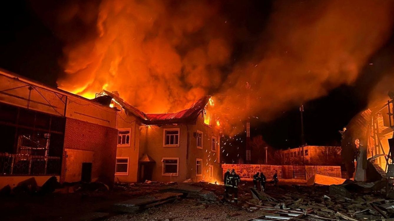 Foto: Incendio provocado por uno de los drones caído esta noche en la región de Kiev. (Reuters/Policía Nacional)