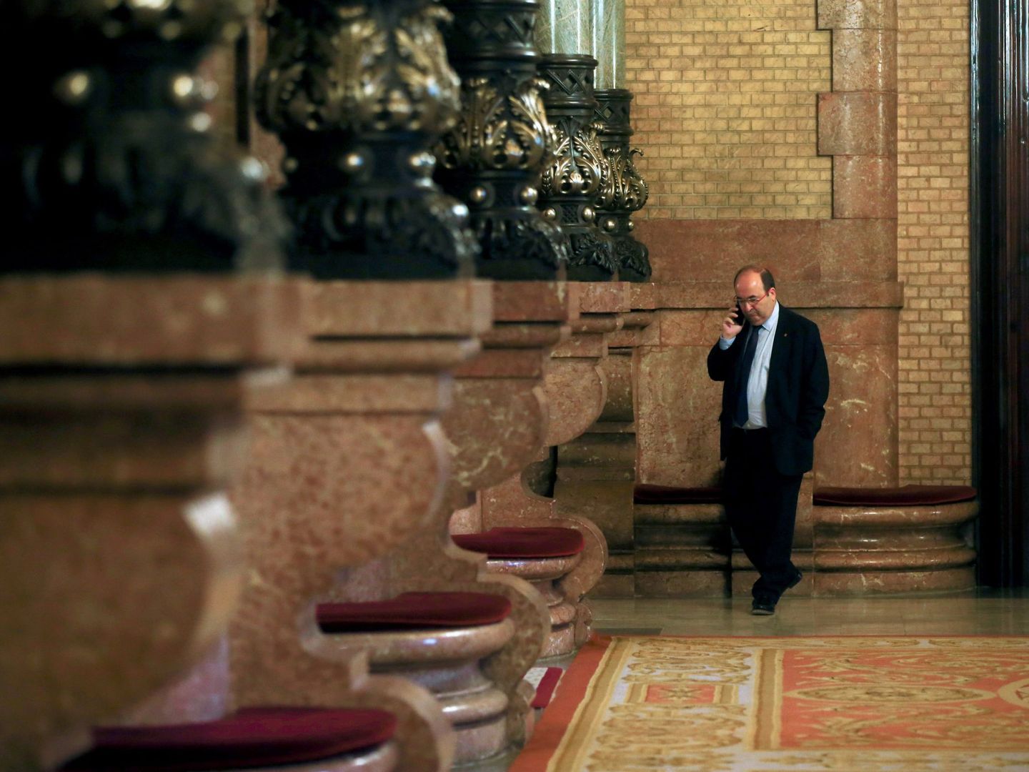Miquel Iceta, líder del PSC, el pasado 13 de noviembre en los pasillos del Parlament. (EFE)
