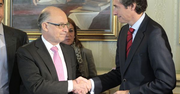 Foto: El ministro de Hacienda, Cristóbal Montoro, y el titular de Fomento, Íñigo de la Serna.