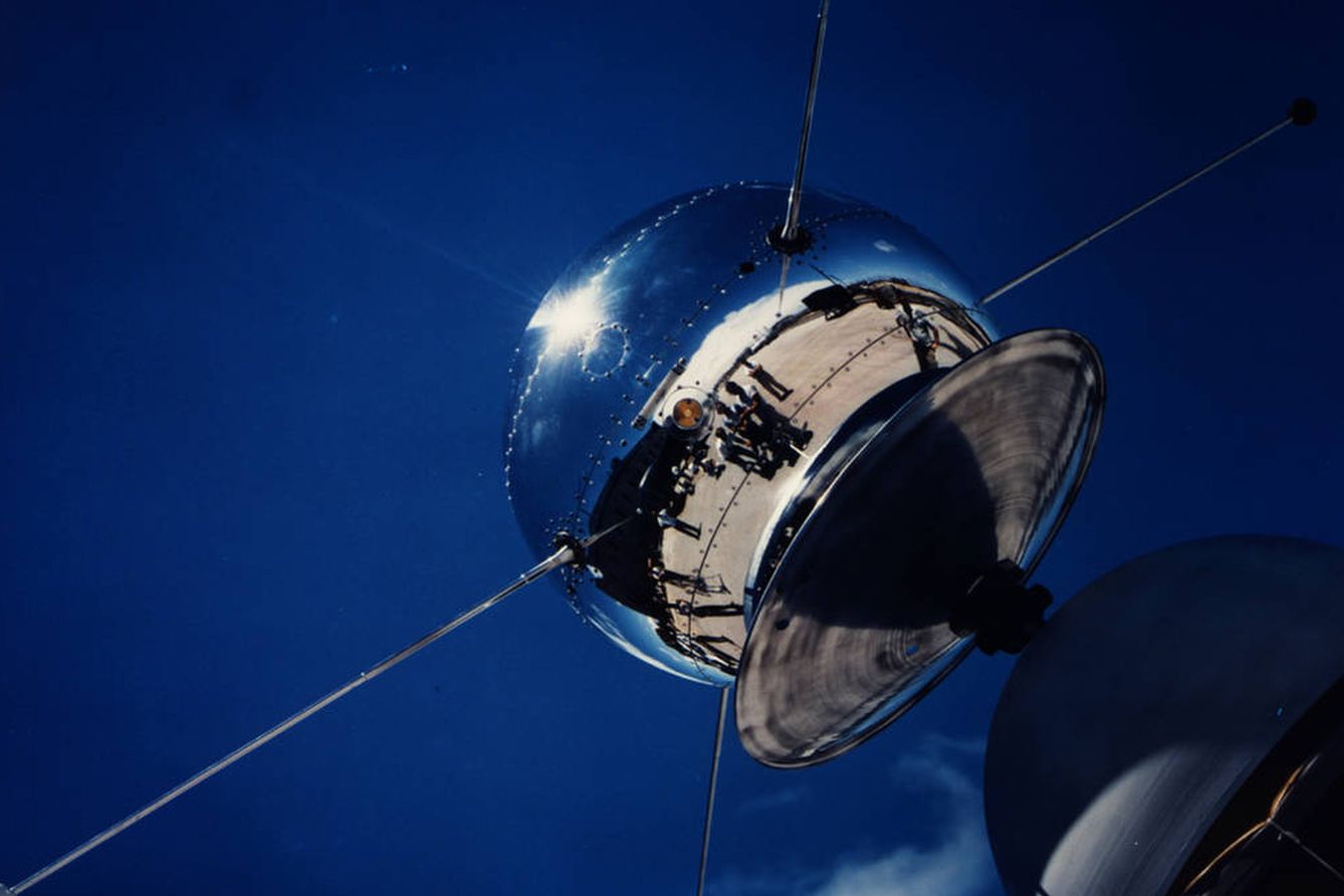 El primer satélite de la historia alimentado por energía solar y puesto en órbita en 1958. (NASA)