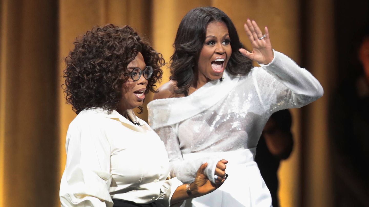 Michelle con su blusa de lentejuelas junto a Oprah. (Getty)