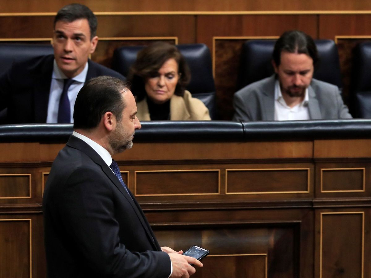 Foto: El ministro de Transportes, José Luis Ábalos, passa delante de Pedro Sánchez y los vicepresidentes Carmen Calvo y Pablo Iglesias, este 18 de febrero. (EFE)