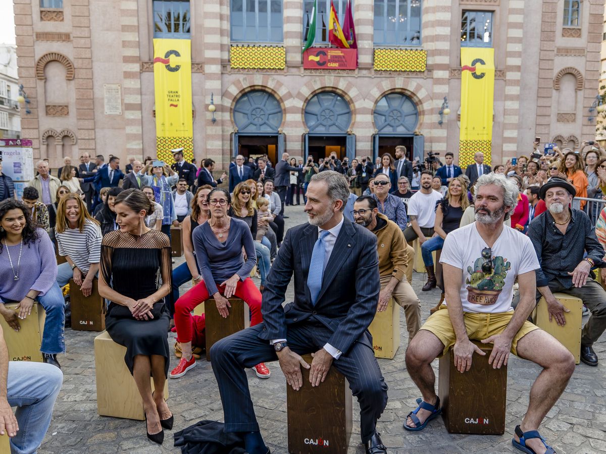 Foto: Los reyes de España se han animado a participar en una "cajoneada" popular, organizada a las puertas del Gran Teatro Falla de Cádiz. (EFE/Str)
