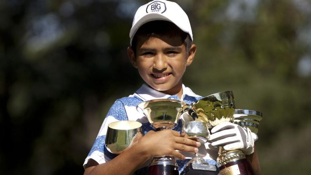 'El loco del palo', un niño de 11 años que aprendió a jugar al golf dando golpes a las frutas