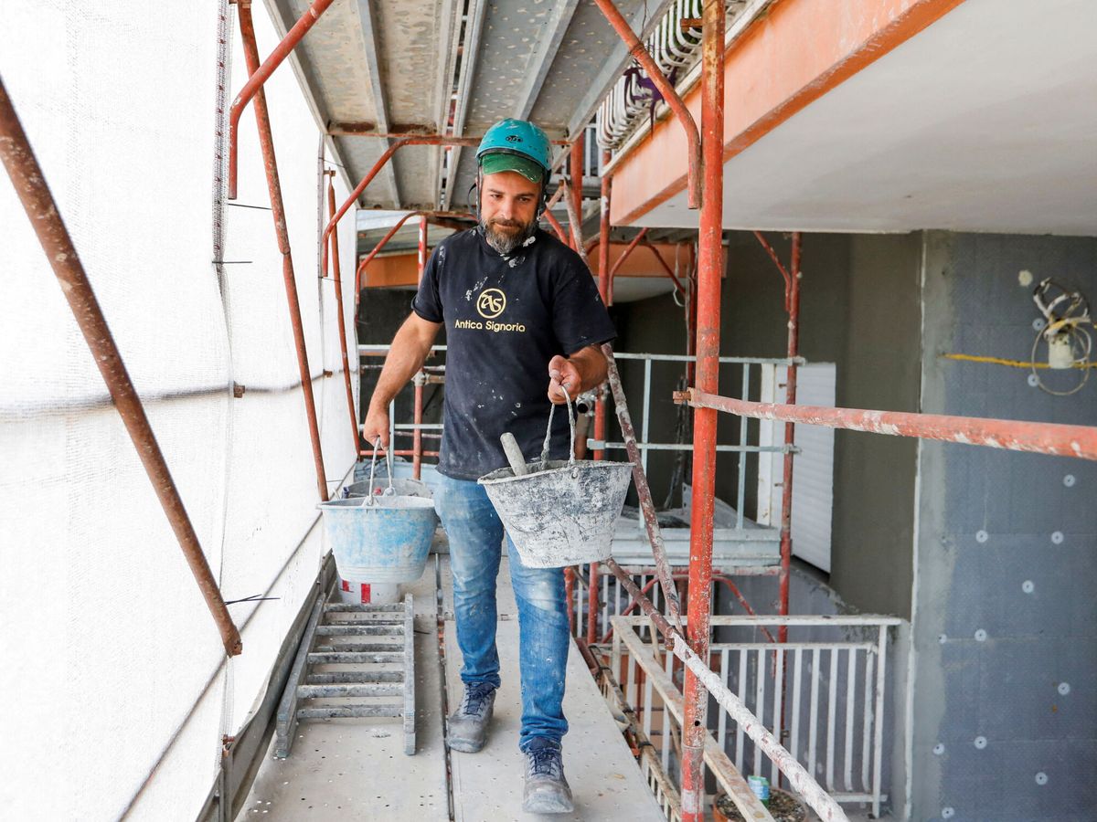 Foto: Trabajadores de la construcción en Caserta, sur de Italia. (Reuters/Remo Casilli)