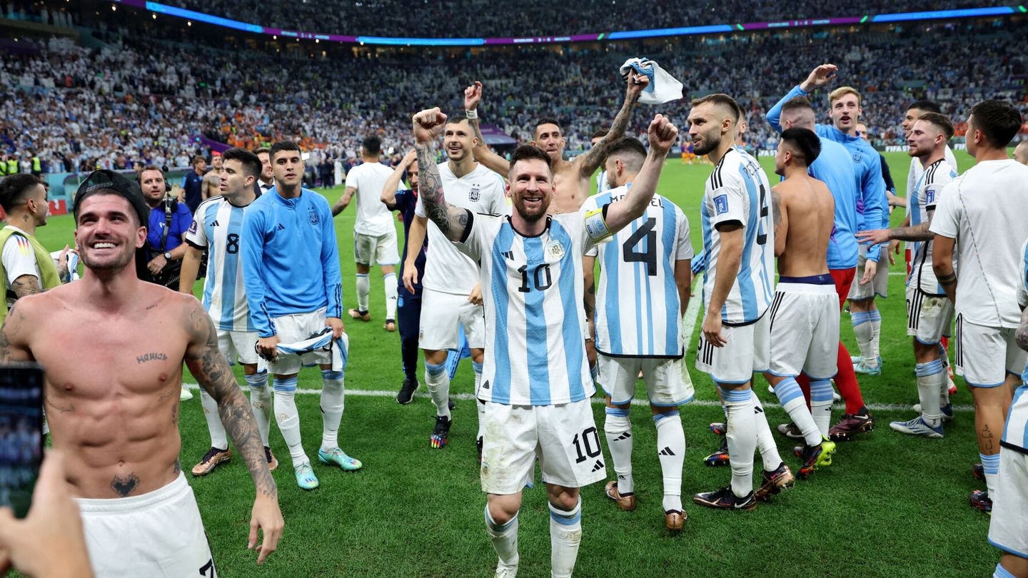 La selección argentina celebra la clasificación a las semifinales tras ganar a Países Bajos.