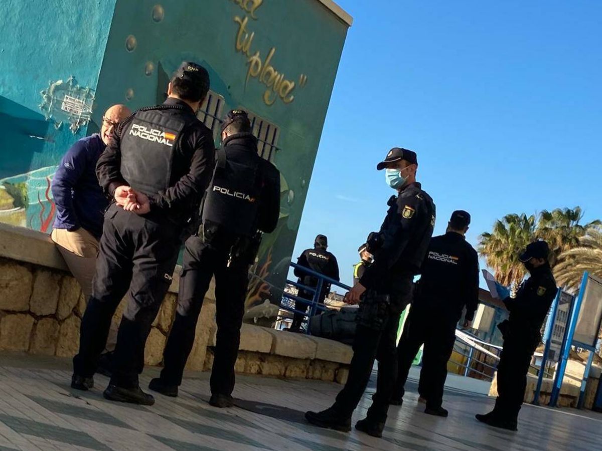 Foto: La Policia en la playa de La Malagueta donde se ha encontrado el cadáver. (EC)