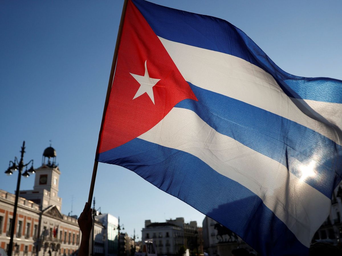 Foto: La bandera cubana ondea en la Puerta del Sol. (EFE)