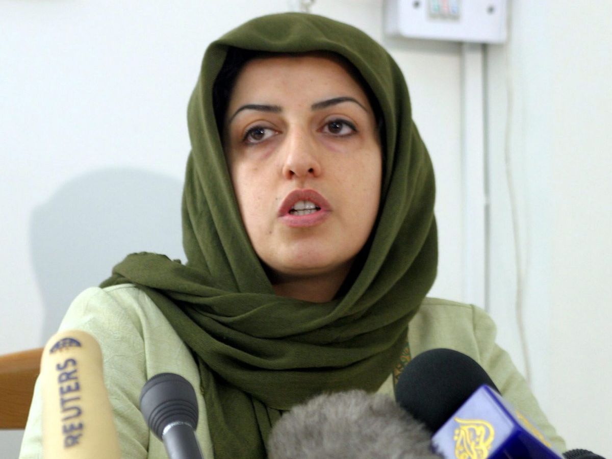Foto: La activista iraní pro derechos humanos, Narges Mohammadi, en una rueda de prensa en 2005. (EFE/Abedin Taherkenareh)