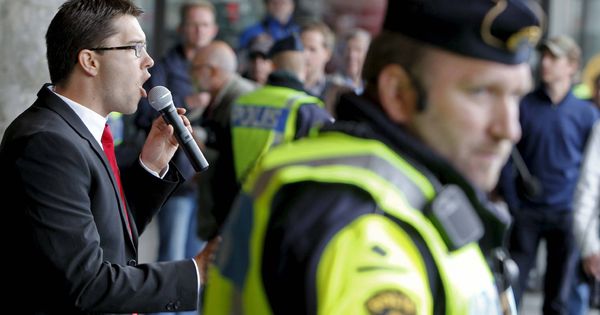 Foto: El líder del partido ultraderechista Demócratas de Suecia, Jimmie Akesson (izq), participa en un acto de campaña para las elecciones generales. (EFE) 