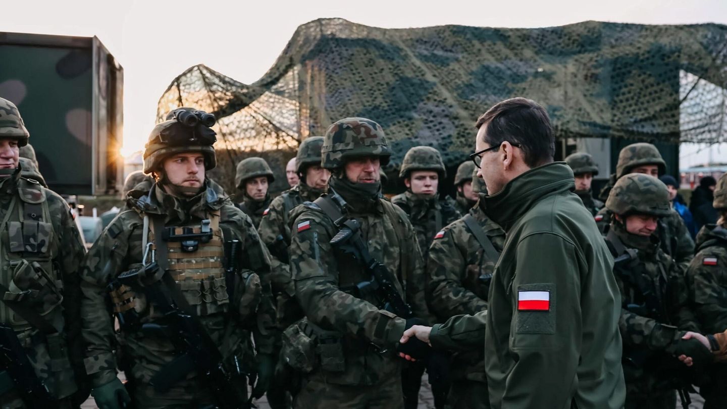 El primer ministro polaco Mateusz Morawiecki (R), durante una reunión con soldados y oficiales de los servicios que participan en la seguridad de la frontera polaca con Bielorrusia. (EFE)