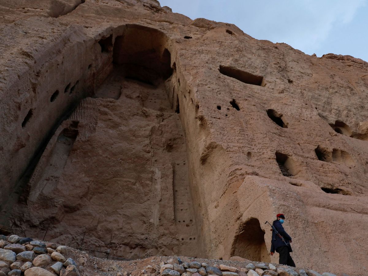 Foto: El hueco dejado por las estatuas destruidas de los budas de Bamiyán en Afganistán (Reuters/ Ali Khara)
