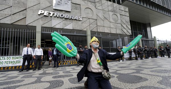 Foto: Un trabajador subcontratado despedido de Petrobras protesta frente a la sede de la compañía en Río de Janeiro, en agosto de 2015. (Reuters)