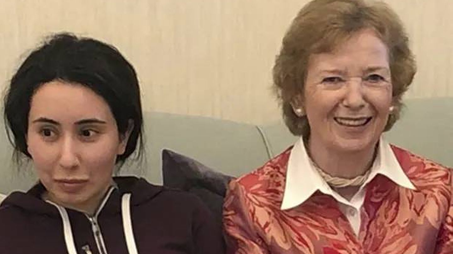 La princesa Latifa con la expresidenta de Irlanda, Mary Robinson, en una foto distribuida, el 25 de diciembre, por el Ministerio de Asuntos Exteriores de los Emiratos Árabes Unidos
