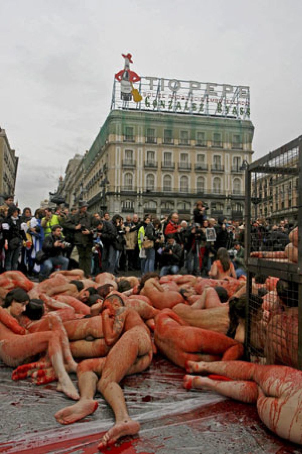 Foto: Defensores de los animales se desnudan en Sol contra la industria peletera