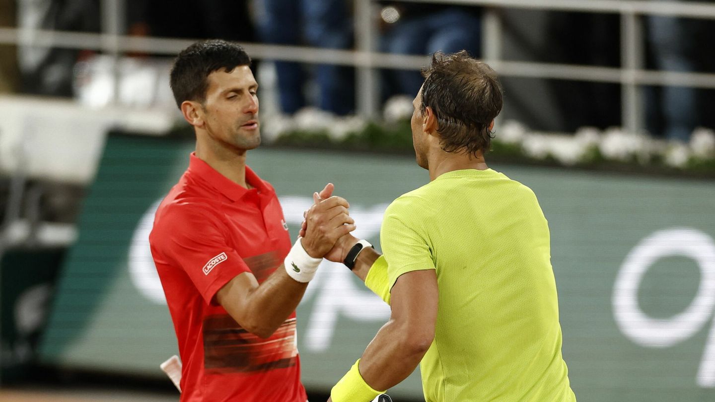 Nadal y Djokovic se saludan tras el encuentro de cuartos. (Reuters/Vincent West)