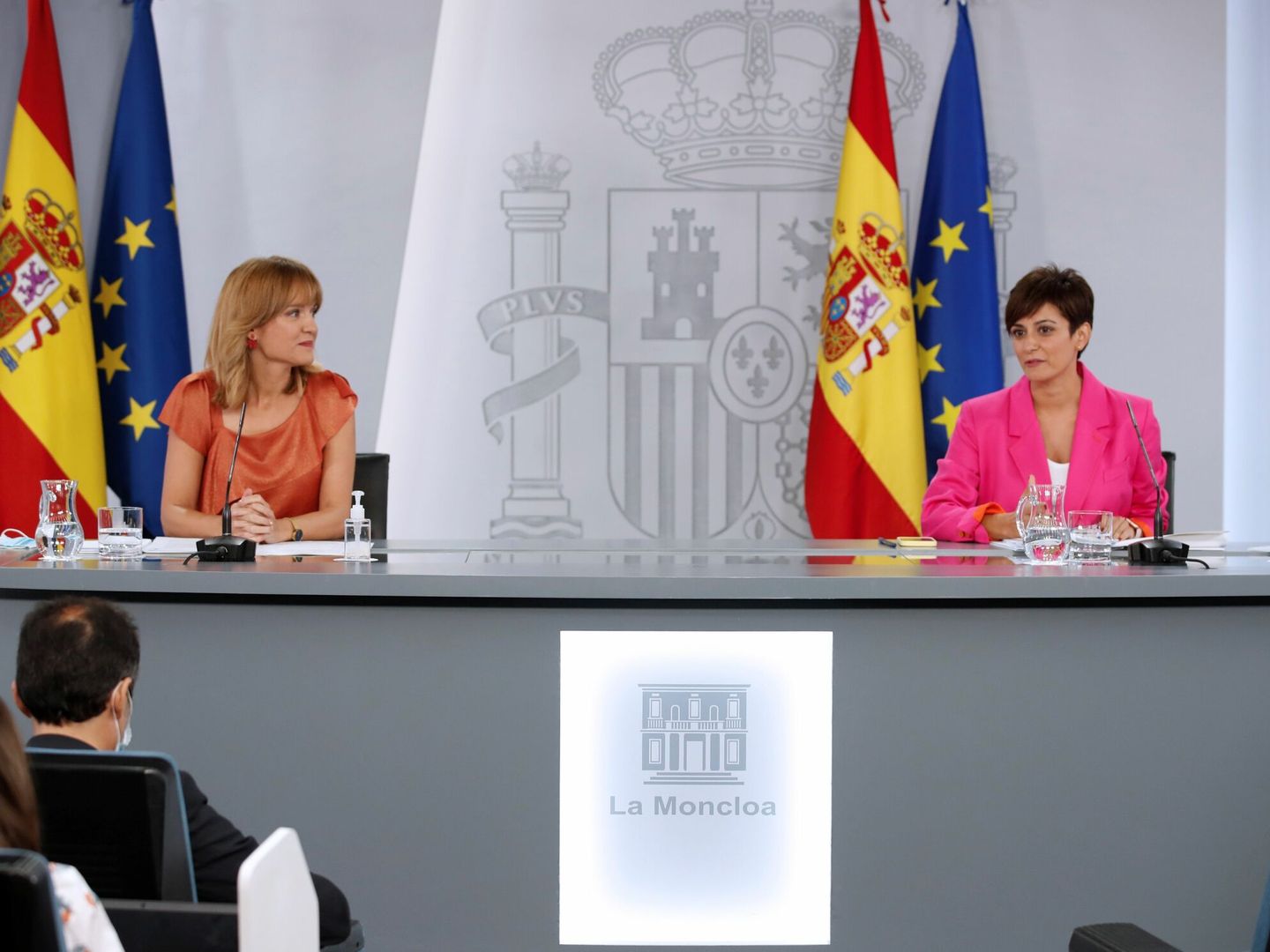  La ministra de Política Territorial y portavoz del Gobierno, Isabel Rodríguez (d), y la ministra de Educación y Formación Profesional, Pilar Alegría (i). (EFE) 