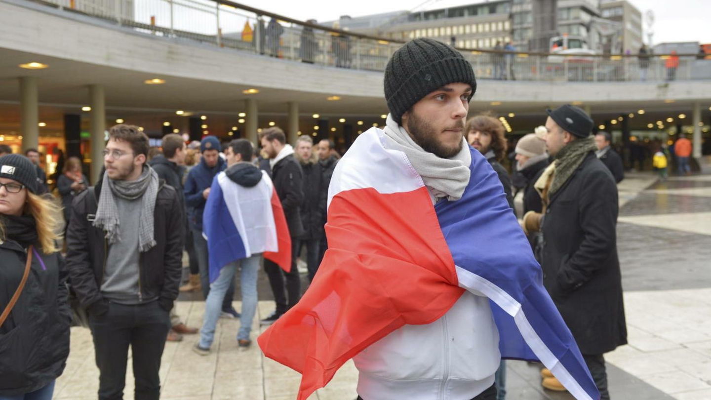 Un joven envuelto en una bandera francesa, este sábado. (EFE)