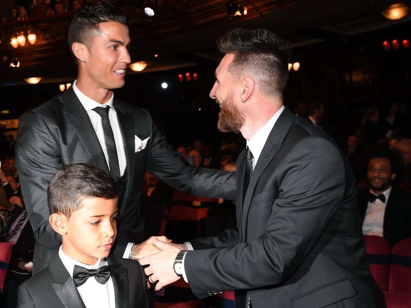 Messi y Cristiano Ronaldo se saludan con la presencia del hijo del primero. (EFE)