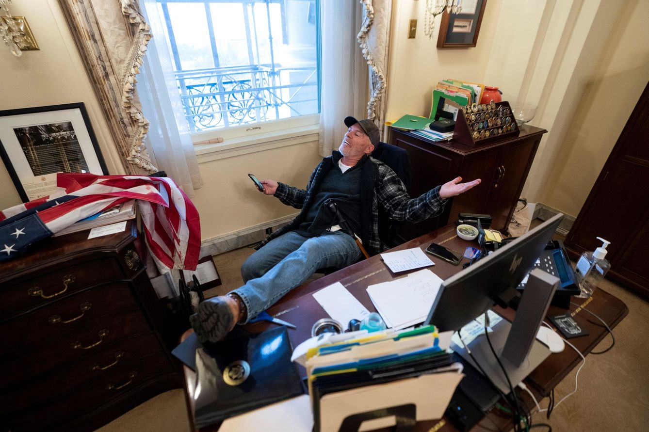 Bigo se sienta en el escritorio de Nancy Pelosi. (EFE)