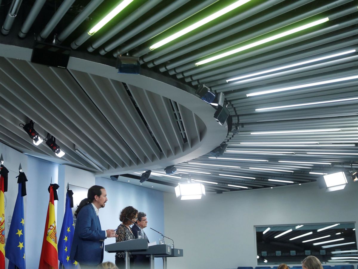 Foto: El vicepresidente Pablo Iglesias, con los ministros María Jesús Montero y José Luis Escrivá, este 29 de mayo. (EFE)