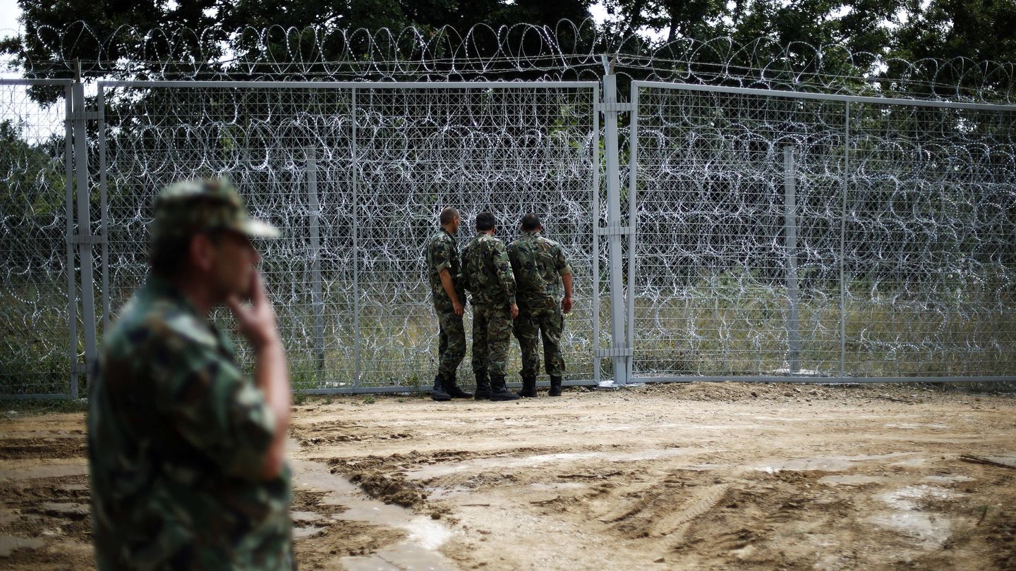Militares búlgaros inspeccionan la valla construida en la frontera con Turquía. (Reuters)
